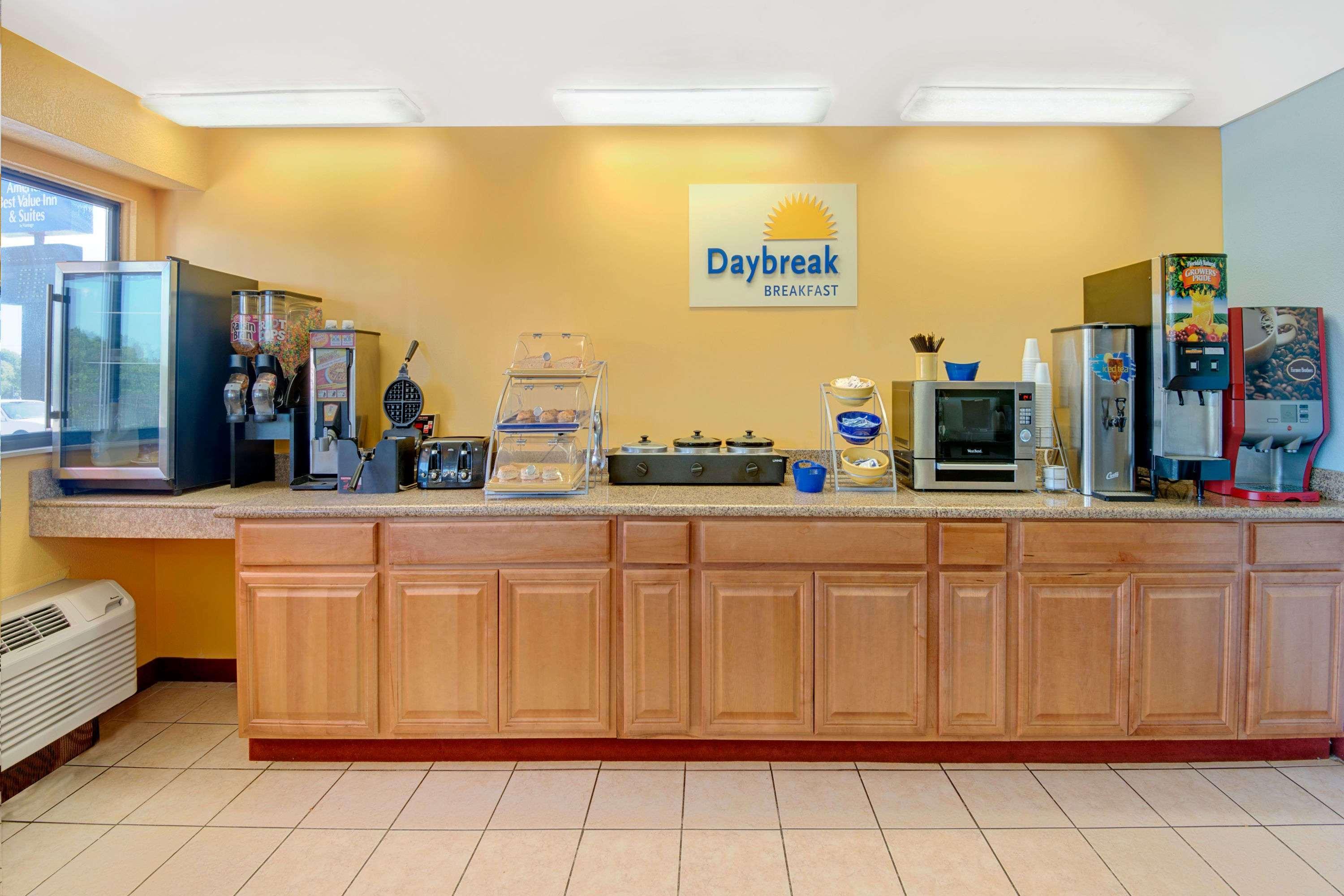 Days Inn By Wyndham Independence Exteriér fotografie